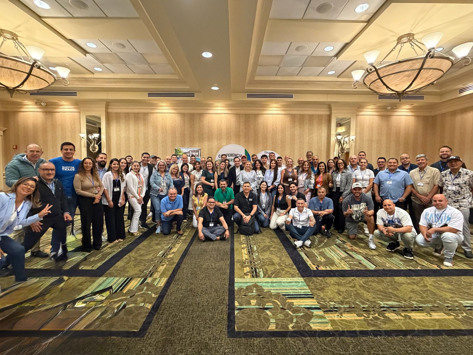Foto de grupo con todos los asistentes de la Conferencia de Inversores 2026 en el salón del Hilton Naples