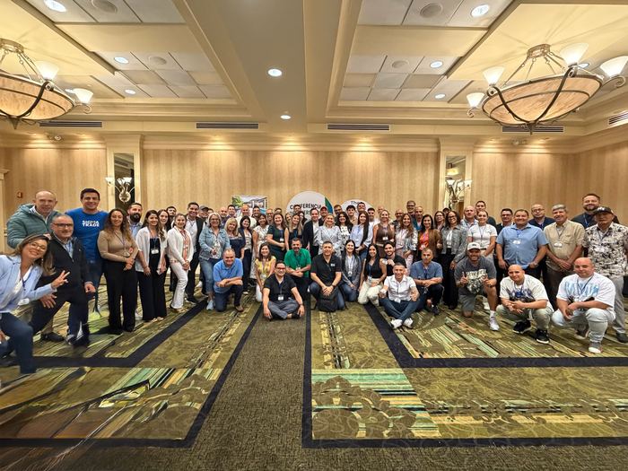 Foto de grupo con todos los asistentes de la Conferencia de Inversores 2026 en el salón